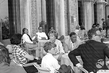 Venezia Silvia Syms a Venezia seduta ad un tavolino di un bar all'aperto in compagnia di alcune persone;alla sua destra un bambino, in primo piano di spalle  Basil Dearden,