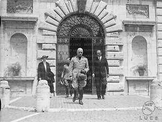 Roma Il ministro De Vecchi esce dal portone di Villa Massimo seguito dall'ambasciatore tedesco Von Hassell