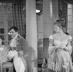 Pierre Mondy e Claudia Cardinale recitano in costume sul set del film 'Napoleone ad Austerlitz'