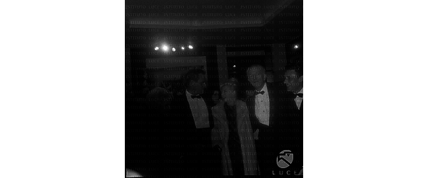 Nicholas Ray con la moglie e Charlton Heston alla prima del film 'Il re dei re'