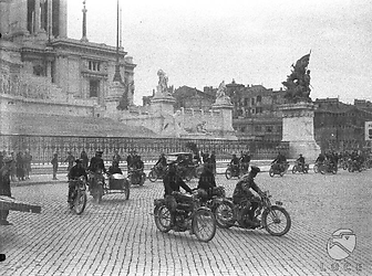 Roma La centuria motociclistica sfila davanti al Vittoriano
