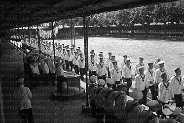 Le reclute sfilano davanti al comandante; campo lungo