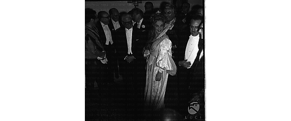 Gronchi nel foyer del Teatro dell'Opera con i cantanti Del Monaco, Rossi Lemeni e Floriana Cavalli interpreti dell''Ernani', alle loro spalle si riconoscono Folchi e Gonella - totale