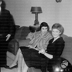 Carla Gravina e Silvana Mangano conversano sedute su un divano