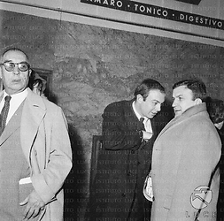 Pierre Mondy, Henri Decoin e un altro uomo colti all'interno dell'aeroporto di Ciampino; piano americano