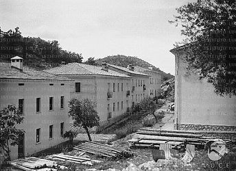 Cassino Suggestiva inquadratura del centro abitato, visto dall'alto attraverso un foro di rocce