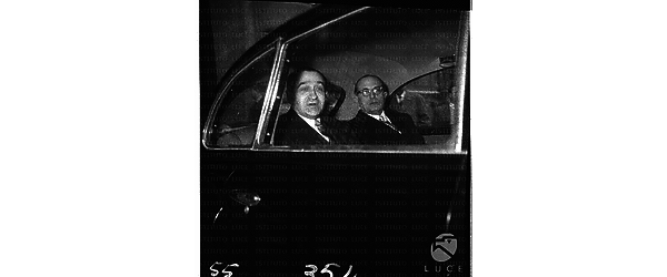 Mendès France in macchina mentre esce da Palazzo Farnese, accanto a lui una persona - piano americano