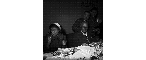 Roma Fattorosi e Silvana Pampanini sono seduti a tavola per un pranzo offerto ai parlamentari in visita a Cinecittà