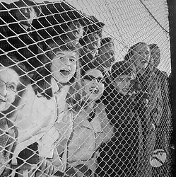 Silvana Mangano ed i figli fanno il tifo a bordo campo durante una partita di calcio agli stabilimenti De Laurentiis