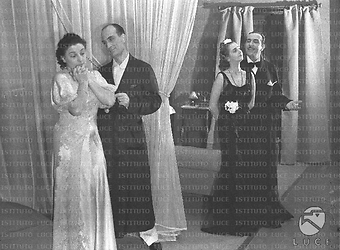 Paola Borboni, Luigi Cimara, Luigi Pavese impegnati in una scena con un'altra attrice della compagnia