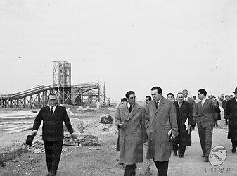 Roma Andreotti e gruppo di personalità politiche visitano il cantiere del set di "Quo Vadis?" a Cinecittà guidati da Tito Marconi