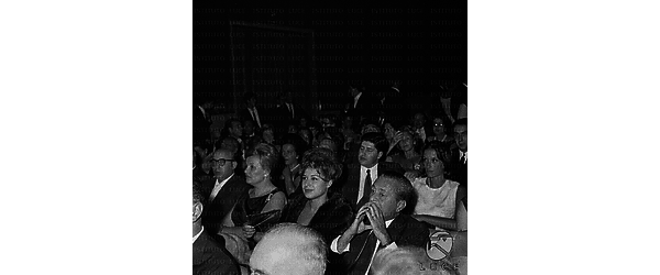 Sandro Pallavicini seduto in platea al fianco di Marisa Allasio durante la consegna delle Maschere d'Argento