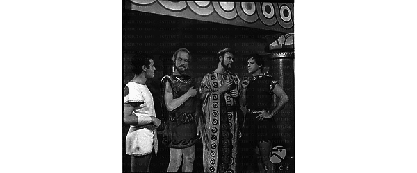 Da destra, in abiti di scena Gustavo Rojo, Petri, Lulli e Massimo Carocci sul set del film Giulio Cesare contro i pirati - piano americano