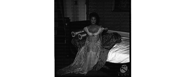 Martine Carol seduta su un letto - Totale