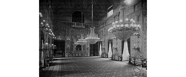 Sala da ballo [o Salone delle Feste]: il vasto ed alto ambiente con lampadari di cristallo, specchiere e arredi in stile - Campo lungo