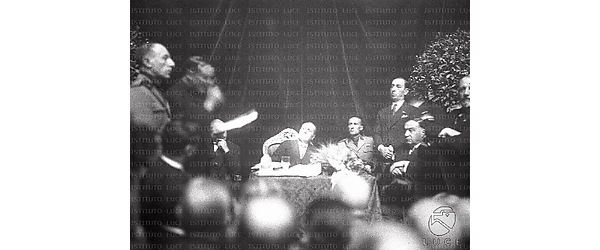 Roma Mussolini ascolta un discorso ufficiale