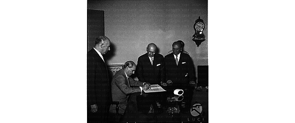 Seduto mentre firma il contratto per la ricostruzione dell'Andrea Doria è l'indistriale Giovanni Luraghi, sulla destra c'è il direttore generale dell'IRI Sernesi - piano americano