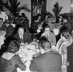 Roma Il regista Pietro Francisci seduto al tavolo in compagnia di altri commensali, tra cui Tina Louise