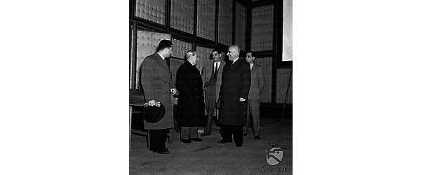 Roma Ezio Vigorelli, il presidente del Luce Fattorosi, e tre personalità si intrattengono nella sala sincronizzazione dell'Istituto Nazionale Luce