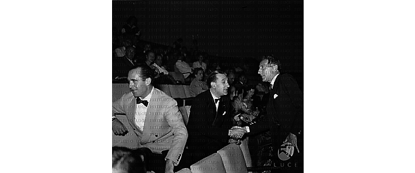 Venezia Personalità stringe la mano di Jean Cocteau nella sala del palazzo del Cinema al Lido di Venezia durante una serata del festival cinematografico