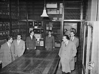 Roma Commissione senatoriale, guidata da Andreotti, entra in una sala-archivio dell'Istituto Nazionale Luce