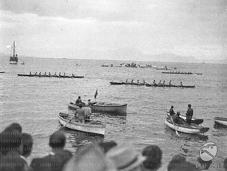 Napoli Le canoe da regata che partecipano alla Coppa Lysistrata gareggiano nel golfo di Napoli, davanti al lungomare di via Caracciolo