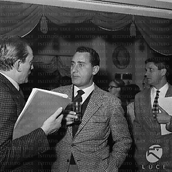 Roma Alberto Sordi parla con Luchino Visconti in occasione di una conferenza stampa sull'attività della De Laurentiis