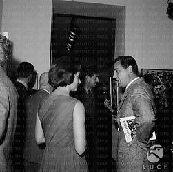 Carla Panicali discorre con Alberto Sordi alla mostra di Jackson Pollock