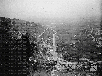 Cassino Veduta dall'alto di un'area dove sono in corso di lavori di costruzione edilizia ed infrastrutturale: la foto insiste sull'asse verticale di un tracciato viario