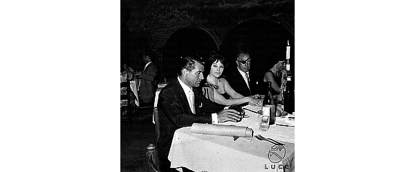 Roma Richard Egan con la moglie e Raul Walsh seduti ad un tavolo di Meo Patacca