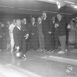 Roma Lex Barker esegue  il suo lancio al bowling