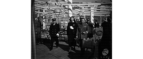 La principessa Maria Josè visita la nave accompagnata da un gruppo di alte autorità militari