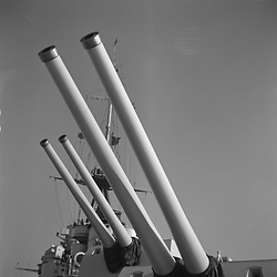 I cannoni puntati di una nave da guerra italiana
