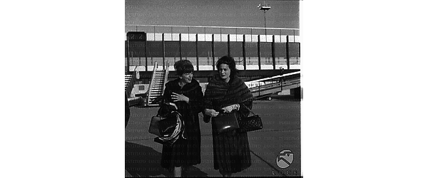 Silvana Mangano in compagnia di un'amica sulla pista dell'aeroporto - piano americano