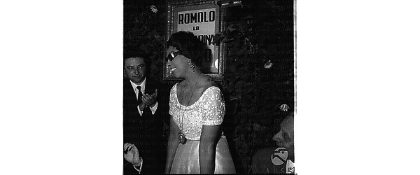 Josephine Baker con altre persone al ristorante Romolo dove viene premiata con 'La Fornarina d'oro' - piano medio