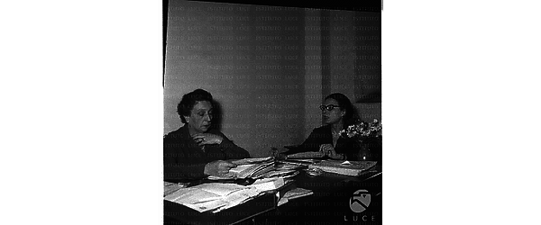 Dirigenti della sede romana del Servizio Sociale Internazionale sedute ad una scrivania - piano americano