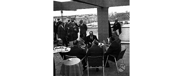 Monsignor Traglia, con le autorità civili presenti all'inaugurazione, seduti  intorno ad un tavolo nella terrazza della nuova sede Aci.
