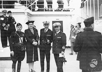 Golfo di Napoli Foto di gruppo sul ponte della nave: due ufficiali della Marina, una donna elegantemente vestita con cappello e borsetta ed un ragazzo in camicia nera