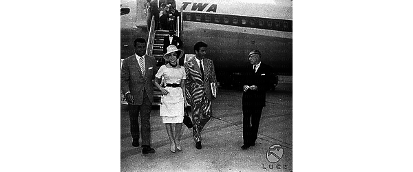 Joan Collins, appena scesa da un aereo TWA, con Rick Battaglia, Richard Egan e Raul Walsh