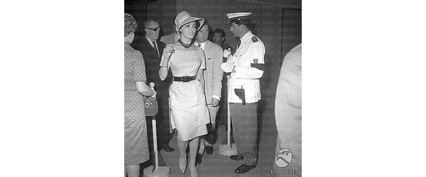 Ciampino Joan Collins all'interno dell'aeroporto con un gruppetto di accompagnatori tra cui Raul Walsh