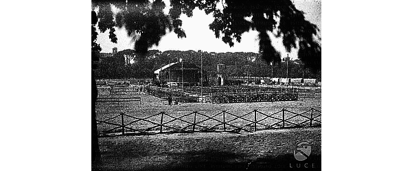 Roma Veduta dell'area verde del galoppatoio di Villa Borghese con il Carro di Tespi lirico in corso di allestimento