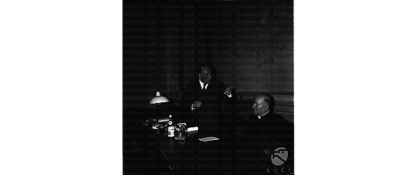 Piero Bargellini durante il suo intervento; seduti monsignor Fallani e padre Balducci - campo medio