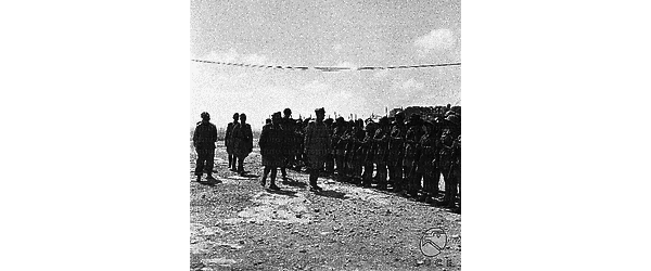 Il generale Barbasetti passa in rassegna le truppe accompagnato da altri ufficiali