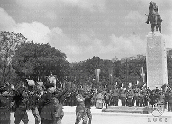 Napoli Esponenti del Partito e della Milizia sfilano davanti al Re durante la cerimonia di inaugurazione del monumento al Maresciallo Diaz