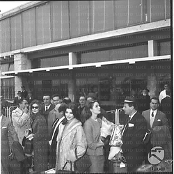 Partenza dall'aereoporto di Ciampino di Jacqueline Sassard, Eleonora Rossi Drago e Elsa Martinelli riprese tra molte persone prima della partenza - totale