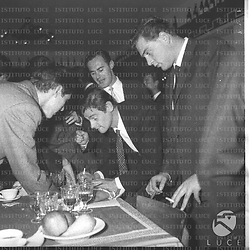Sergio Endrigo, al banchetto offerto dalla RCA, mentre firma degli autografi - piano americano