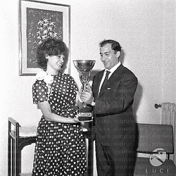 Lucia Banti con Sergio Pastore tiene in mano la coppa