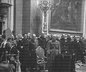 Roma Mussolini assiste alle esequie di Amedeo di Savoia, celebrate da monsignor Bartolomasi nella Basilica di Santa Maria degli Angeli