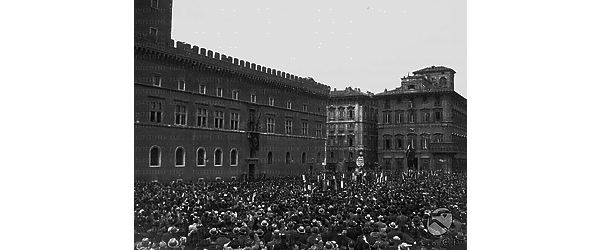 Roma Veduta parziale di piazza Venezia sul lato di palazzo Venezia affollata di cittadini