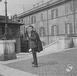 Carlo Lima sulla scalinata di piazza di Spagna - campo medio